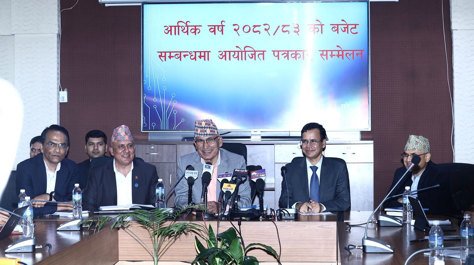 अर्थमन्त्रालयमा पत्रकार सम्मेलन मार्फत बजेट 'ब्रिफिङ' गर्दै अर्थमन्त्री पौडेल